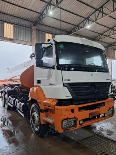 Mercedes-Benz Axor 3344 ano 2015 com tanque