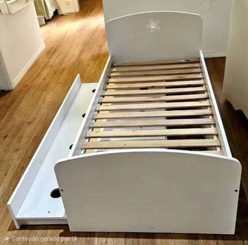 Cama de solteiro com cama auxiliar (bicama) da Tok&Stok, modelo Patchflower, cor branca. 