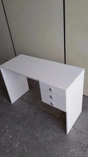 Mesa com Gavetas laterais 