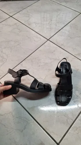 Sandalia petite jolie em perfeito estado numero 35