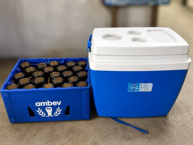 Cooler 34 litros + uma grade de cerveja com vasilhame 330ml retornável