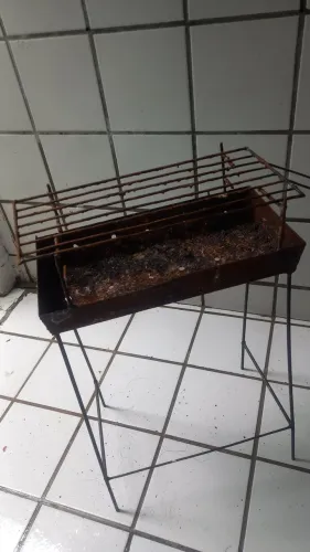 Churrasqueira pequena de carvão