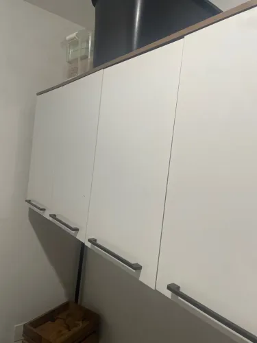 Armário multiuso branco e marrom com 4 portas