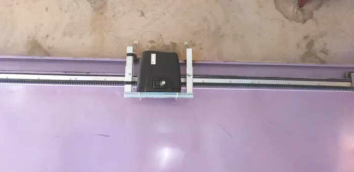 MOTOR ELÉTRICO PARA PORTÃO, JÁ INSTALADO .