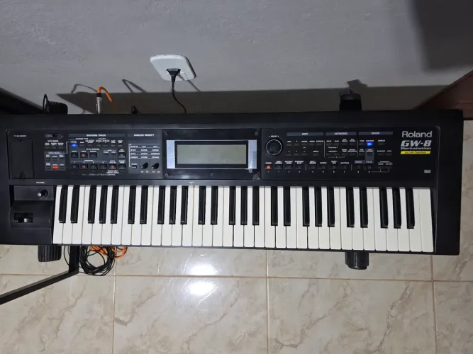 Teclado Roland GW8 (display com problema)