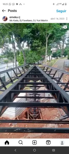 Serralheiro e meio oficial de serralheria