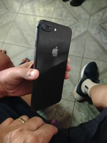 Vendo iPhone 8 plus semi novo a bateria está 100% aparelho em ótimo estado de uso.