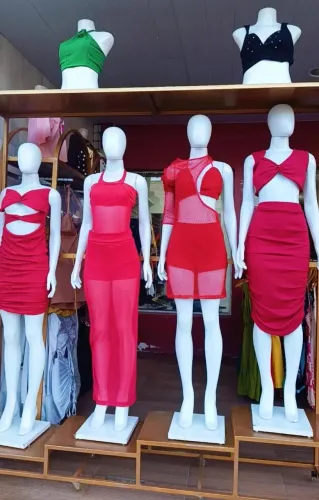 vendo duas vitrines com os manequins 
