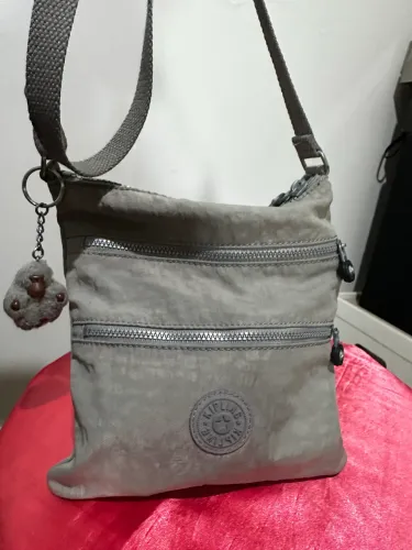 Bolsa Kipling cinza