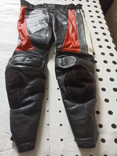 Calça e jaqueta de couro da marca Carmona
