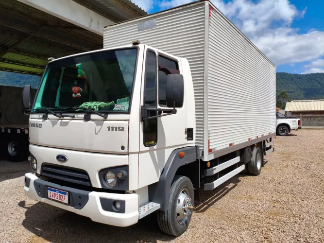Ford Cargo 1119 Baú ano 2015