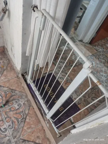 80,00 PORTÃO DE AÇO BRANCO COM REGULAGEM .