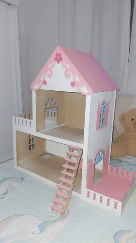 Casinha de boneca em MDF -Com uma escada externa