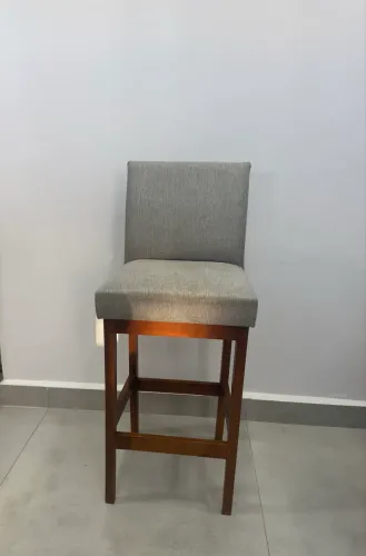 Banqueta Alta para Balcão / Cozinha Americana - Madeira Maciça e Estofada