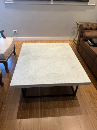 Mesa de granito com pés de ferro