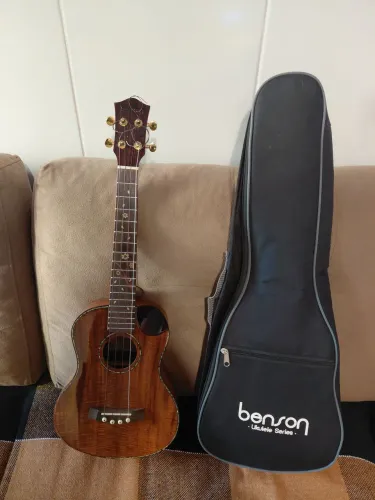 Ukulele Benson semi novo