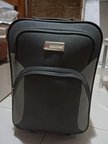 Mala de viagem de rodinhas.