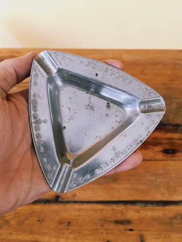 Cinzeiro antigo em inox detalhado vintage antiquario colecionador decoração prata