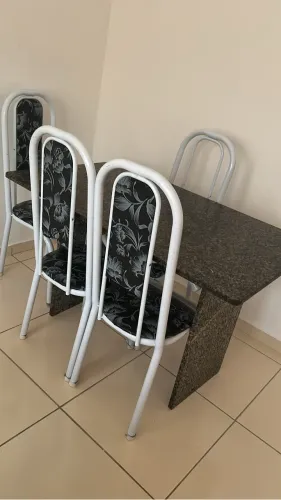 Mesa de mármore  observação o encosto da cadeira está guardado!