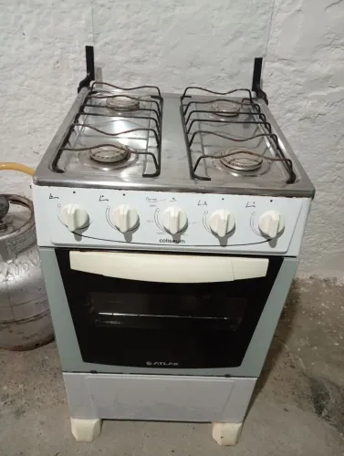 Vende-se fogão Atlas de 4 bocas com o resistro e a mangueira