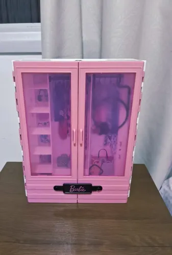Kit Barbie + Ken + Guarda-Roupa + Mais de 20 Roupas e Acessórios