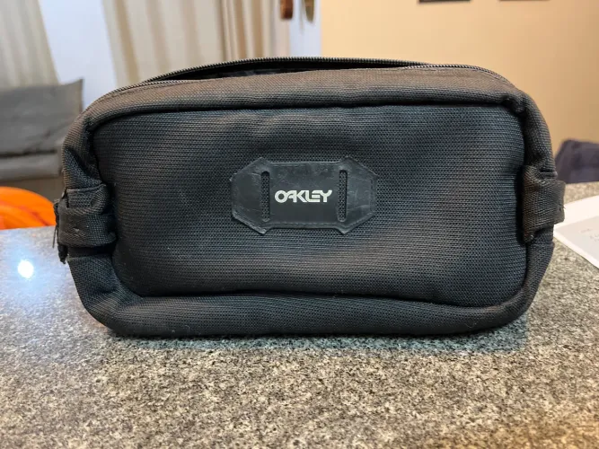 Necessaire oakley usado original