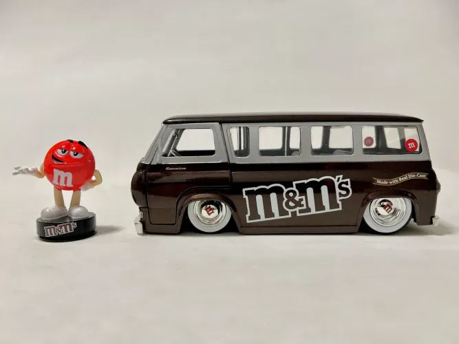 Miniatura M&Ms e Ford Econoline Jada Escala 1:24