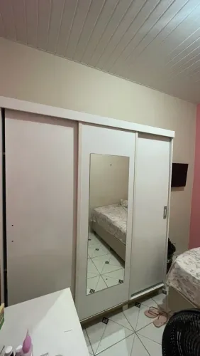 Guarda-roupa 3 portas de correr com espelho e 4 gavetas