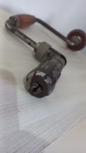 Furadeira manual antiga