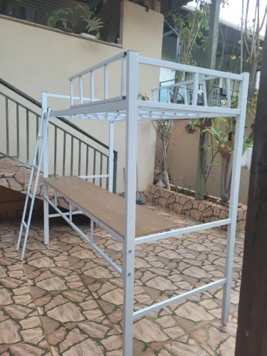 Cama suspensa com escrivaninha