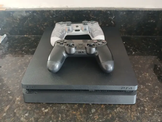 PS4 SLIM 1TB COM DOIS CONTROLES E JOGOS