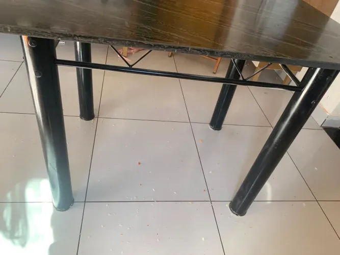Mesa em mármore com pés de aço 