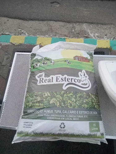Terra adubada 25 litros 23 reais
