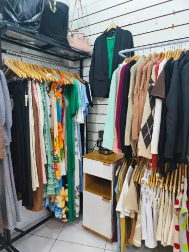 Vendo uma estrutura de loja de roupas femininas