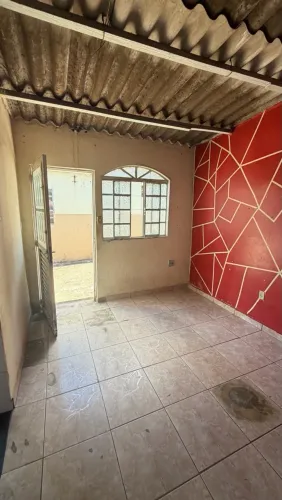 Alugo casa de 2 quartos ótima localização