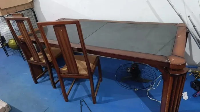 Mesa relíquia de madeira com vidro