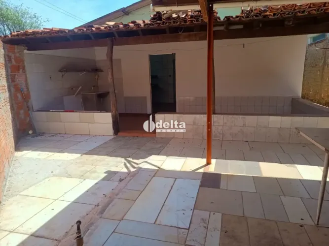 Casa residencial com 3 quartos disponível para venda no bairro Tibery em Uberlândia-MG.