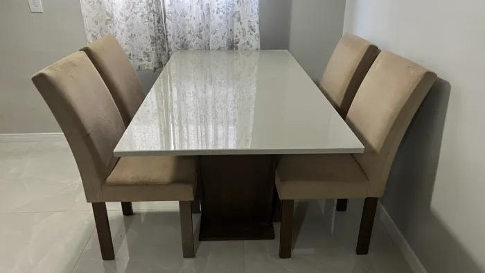 Mesa de Jantar e 6 cadeiras - 1,80 x 0,80 com 6 cadeiras. LEIA A DESCRIÇÃO.