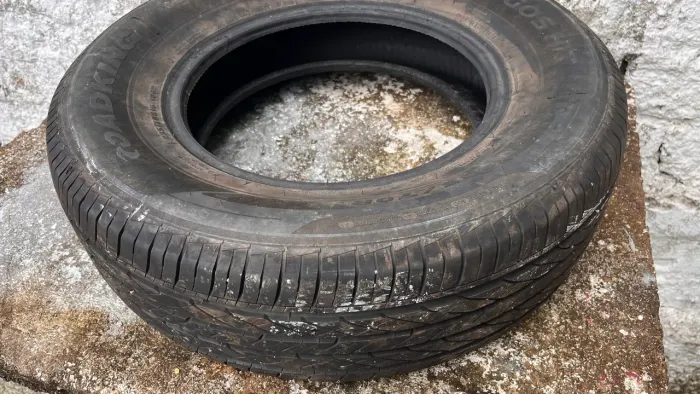 Vendo pneu 235/70R16