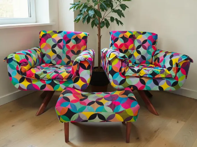 Conjunto 2 poltronas giratórias e puff colorido pés de madeira