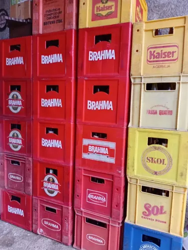 Caixas de cerveja com garrafas 