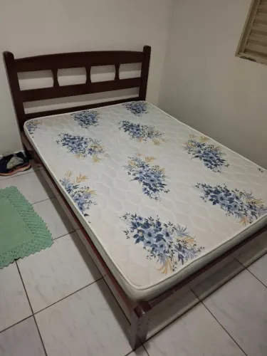 Cama de casal de madeira com colchão e estrado novo