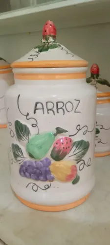 Pote de mantimentos de cerâmica com desenho de frutas em alto relevo