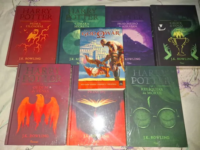 Coleção de livros do harry potter capa dura e um livro do God of War de brinde