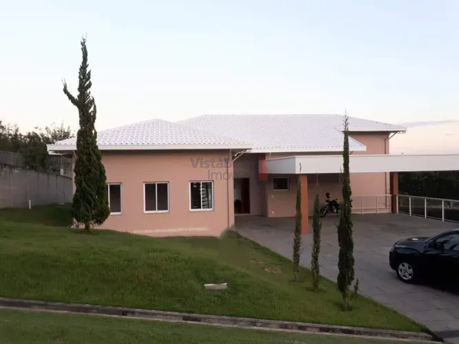 Casa em Condomínio à Venda no Village da Serra, Tremembé 4 suítes, 6 vagas, Frente