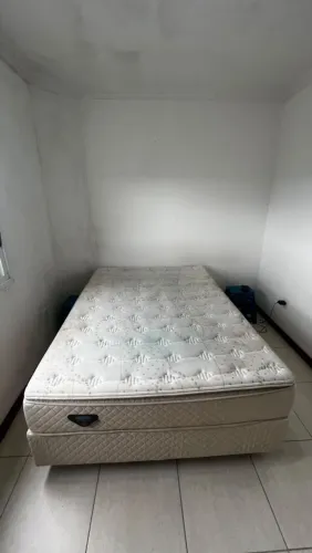 Vendo cama casal e queen