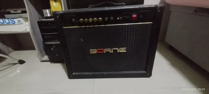 Pedais e amplificador de guitarra