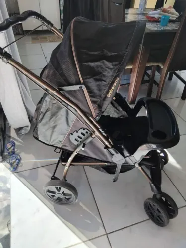 Carrinho de bebê mais andador