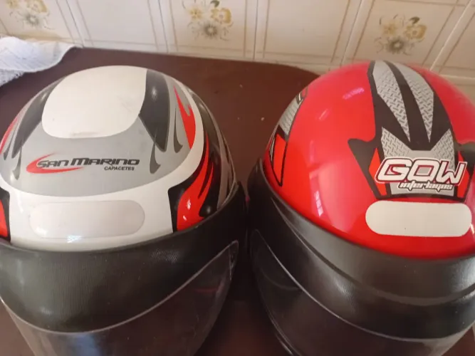 Vendo 2 capacetes BRANCO VENDIDO, VERMELHO ESTÁ DISPONÍVEL 80 REAIS