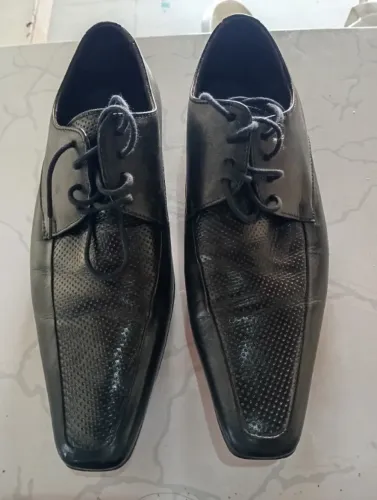 Vendo 02 sapatos sociais semi novos n.38, da Sergipe calçados, em couro.